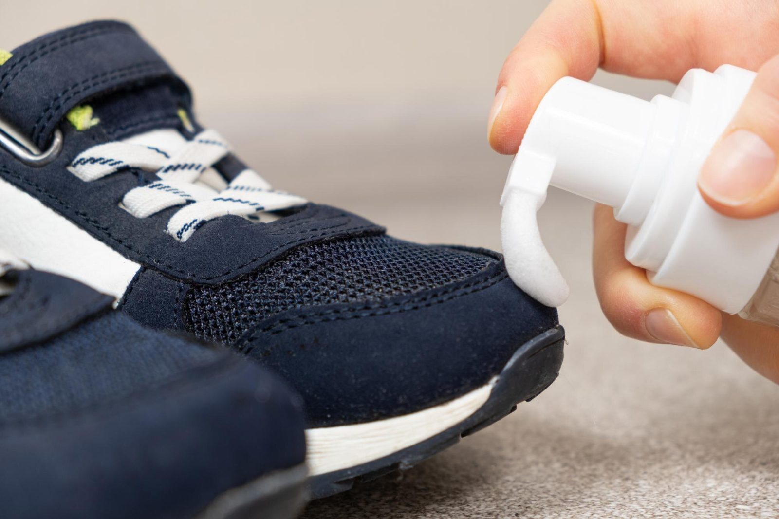 Tisztítószer használata előtt távolítsuk el a felületi szennyeződéseket.